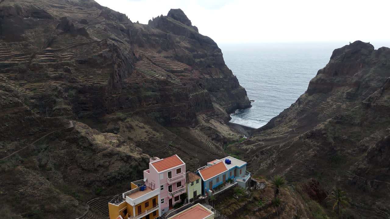Vista aérea del pueblo de Fontainhas encaramado en acantilados en Santo Antão, Cabo Verde. Icónicas casas coloridas en un profundo valle volcánico que se abre al Océano Atlántico bajo un cielo dramático