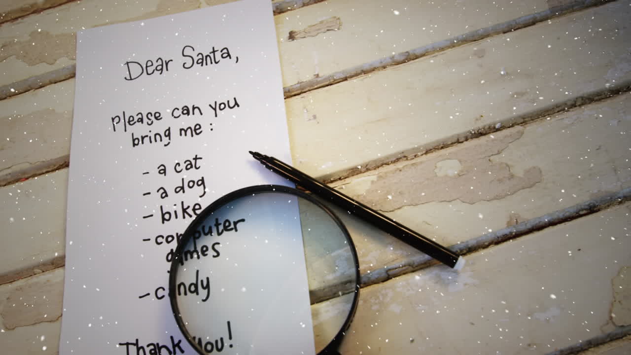 composición de video con nieve cayendo sobre el escritorio con decoraciones de navidad