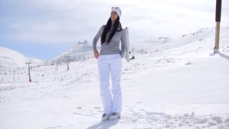 Atractiva-Mujer-Joven-De-Pie-En-La-Nieve-Del-Invierno