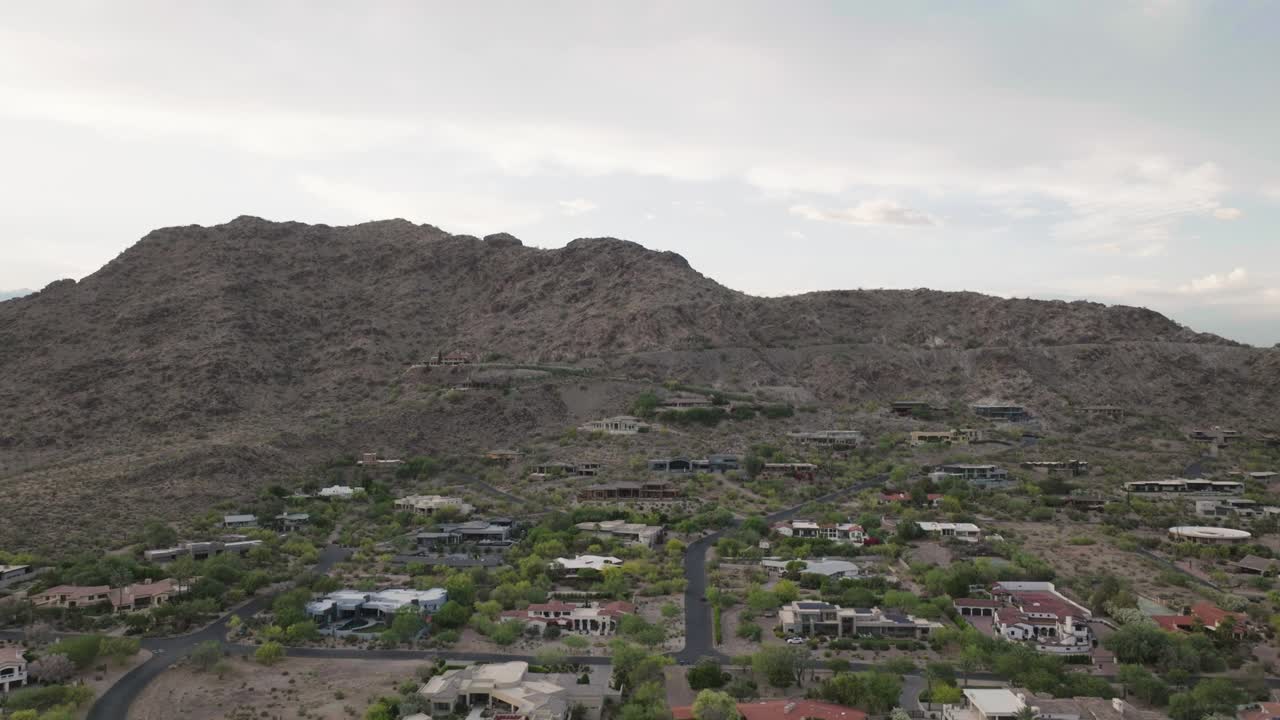 Quartiere benestante sulle colline del Monte Mummy in una giornata nuvolosa in Arizona, USA