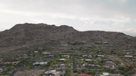 Wealthy-neighbourhood-on-the-hills-of-mummy-mountain-under-a-cloudy-day-in-Arizona,-USA