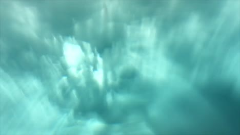 cáusticos fríos de la luz de la piscina golpeando el agua