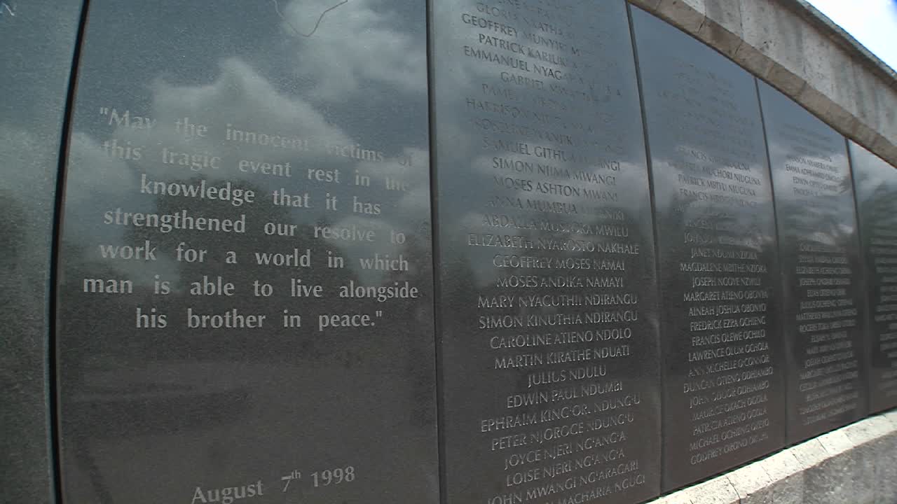 Namen auf dem Denkmal, das den Opfern des Bombenanschlags auf die US-Botschaft 1998 in Nairobi, Kenia, gedenkt.
