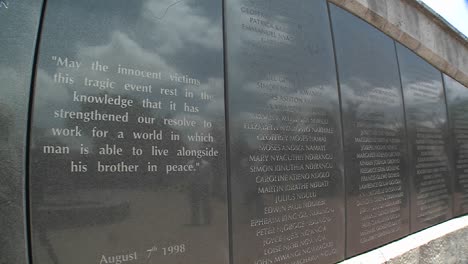 nombres en el memorial en honor a las víctimas del atentado con bomba en la embajada estadounidense de 1998 en nairobi, kenia