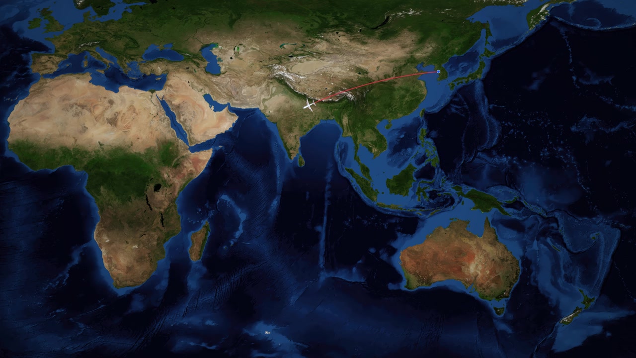Animazione di una mappa satellitare del mondo che traccia una rotta di volo rossa da Seul a Città del Capo