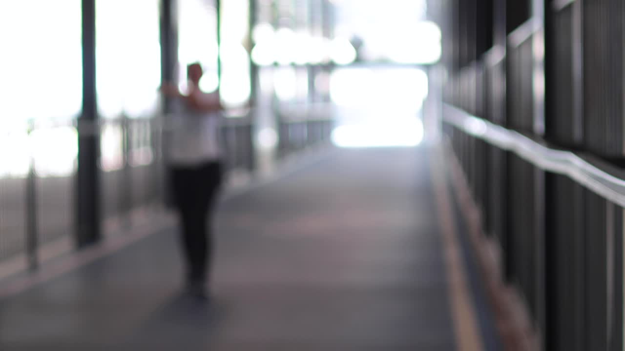 구조화된 복도에서 달리는 개인