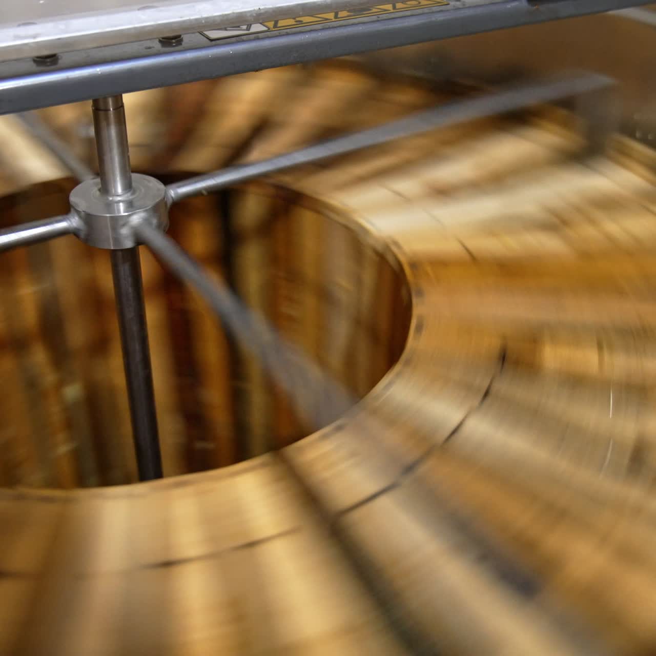 Estrazione del miele con l'aiuto di una centrifuga elettronica. I telai vengono fatti ruotare per eliminare il miele. Vista dall'alto
