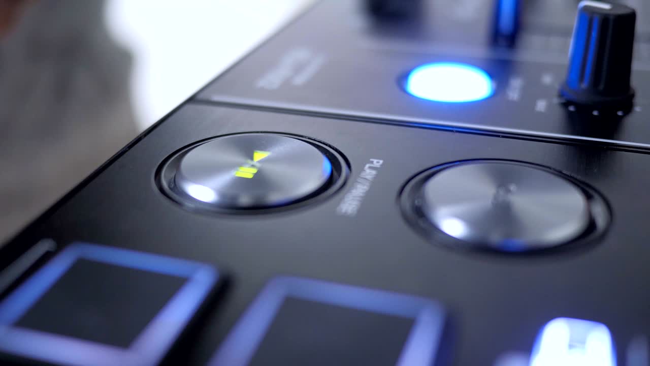 dj 악기의 재생 버튼을 누르는 손가락의 근접