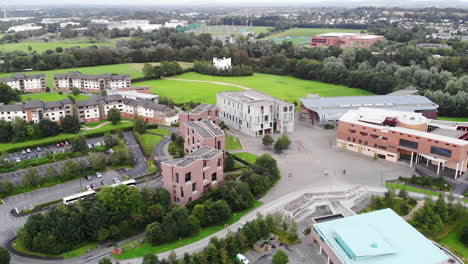 vista aérea de aviones no tripulados de los edificios y campos deportivos de la universidad de limerick, irlanda