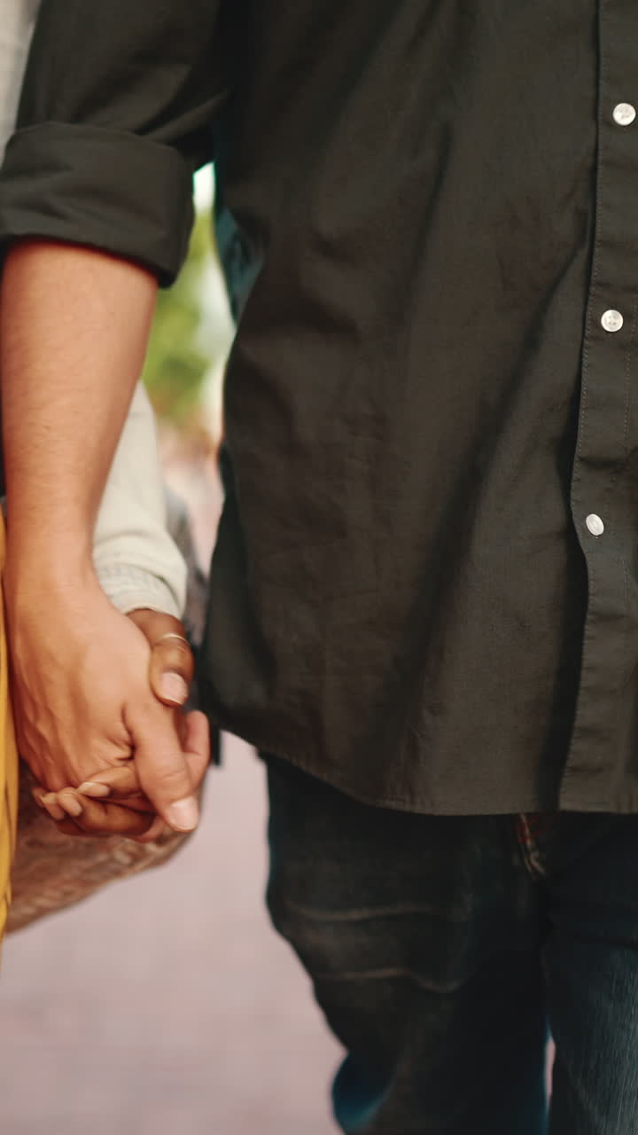 손을 잡은 커플