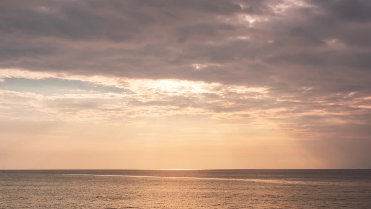 바가에서 하늘과 구름의 추상적인 색의 타임스 b-롤, 저녁에 다채로운 빛, 또는 바다에서 해가 뜨는 것, 바다에서 지평선에서 해가 지는 것, 창문이 열린 하늘,
