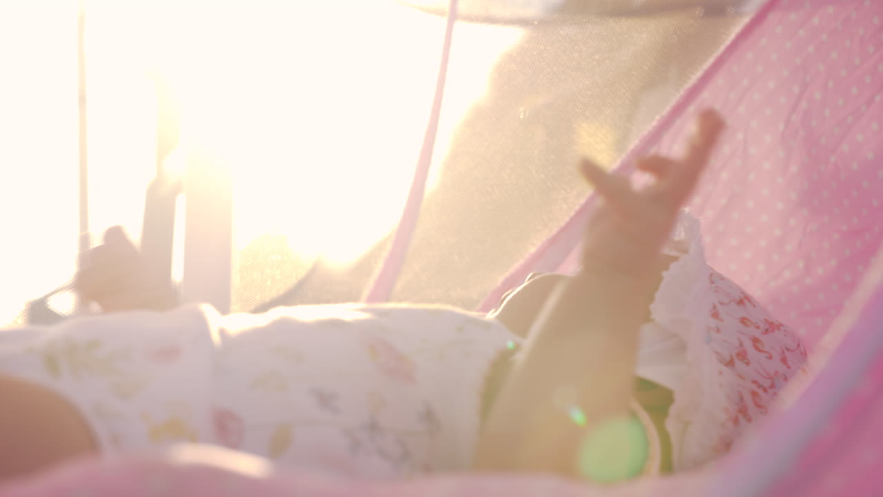 밝고 따뜻한 빛에 대한 아기 소녀