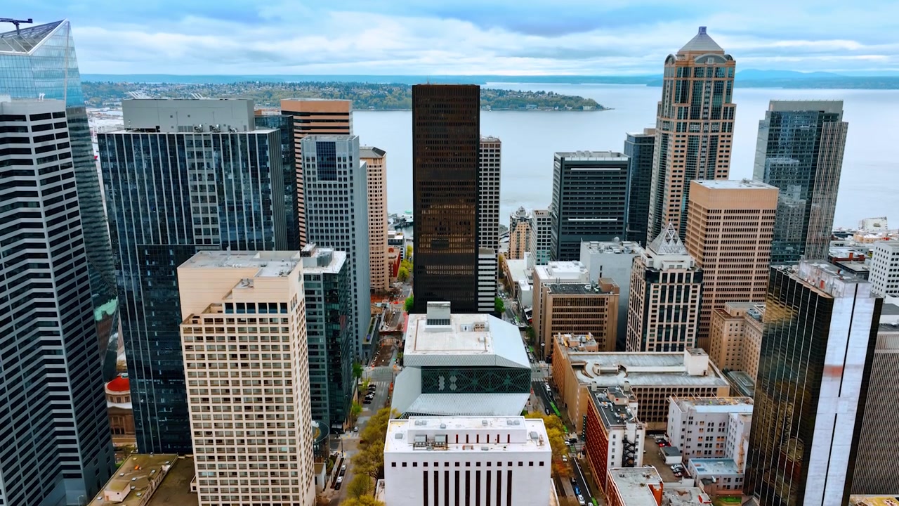Nousemassa pilvenpiirtäjien yläpuolelle modernissa Seattlen keskustassa, Washingtonin osavaltiossa, USA:ssa. Näkymä Washington-järvelle taustalla.