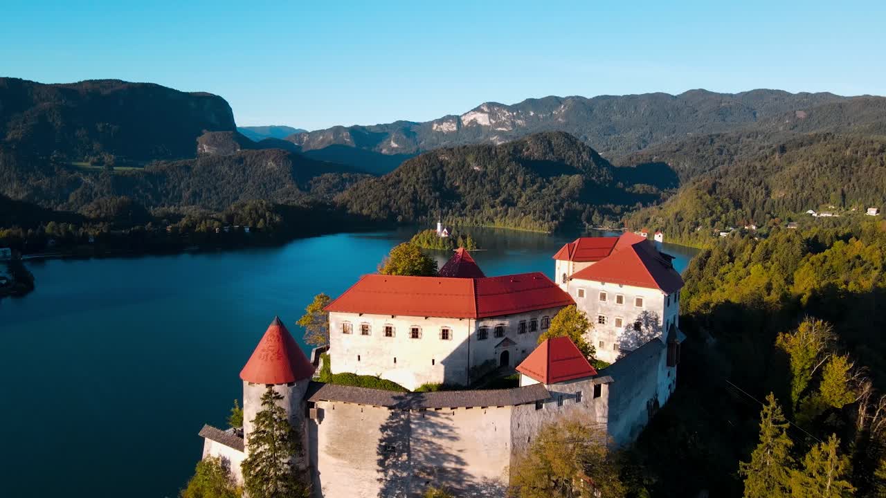 Il castello di Bled con vista sul lago di Bled durante l'alba slovena
