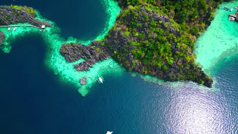 El-Lago-Kayangan-Asciende-Por-Encima-Del-Barco-Turístico-En-Lo-Alto-Del-Cielo-Timelapse