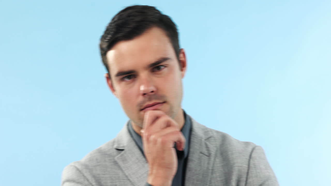 pensamiento, lluvia de ideas y cara de hombre de negocios