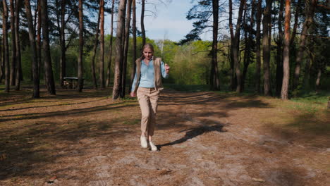 mujer bailando en un bosque de primavera