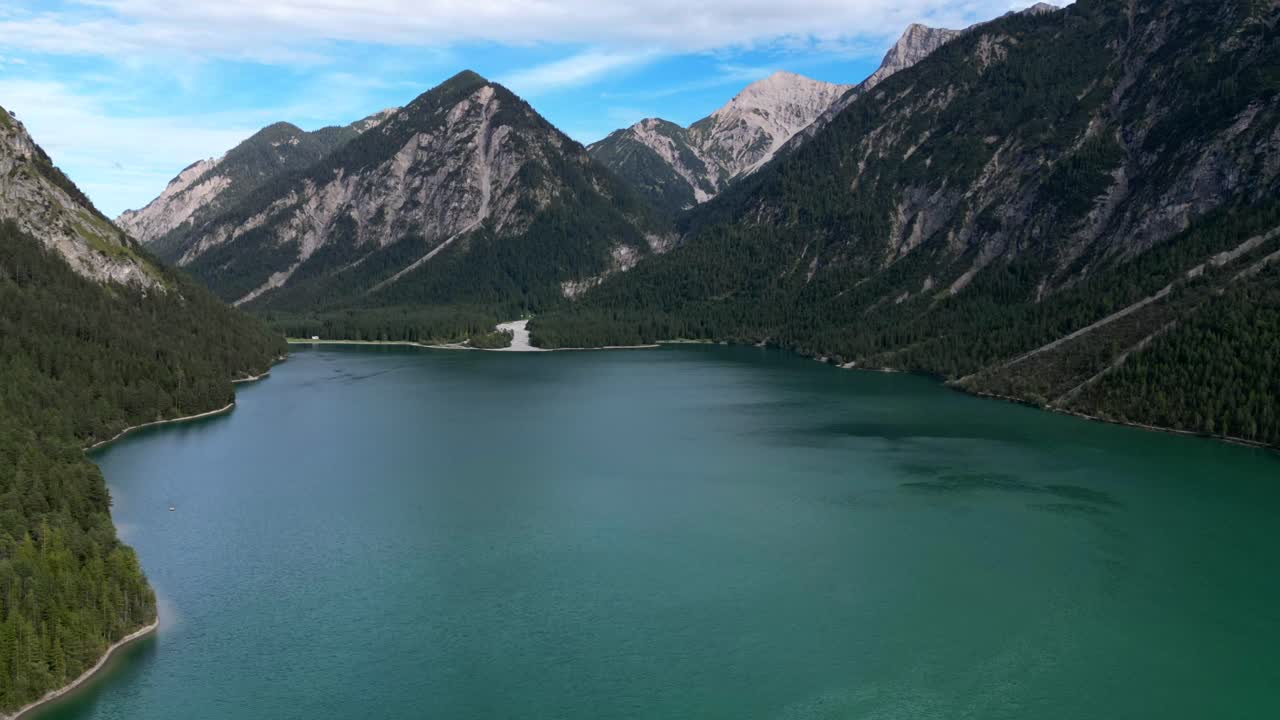 кинематографический воздушный гиперлапс гор, облаков и