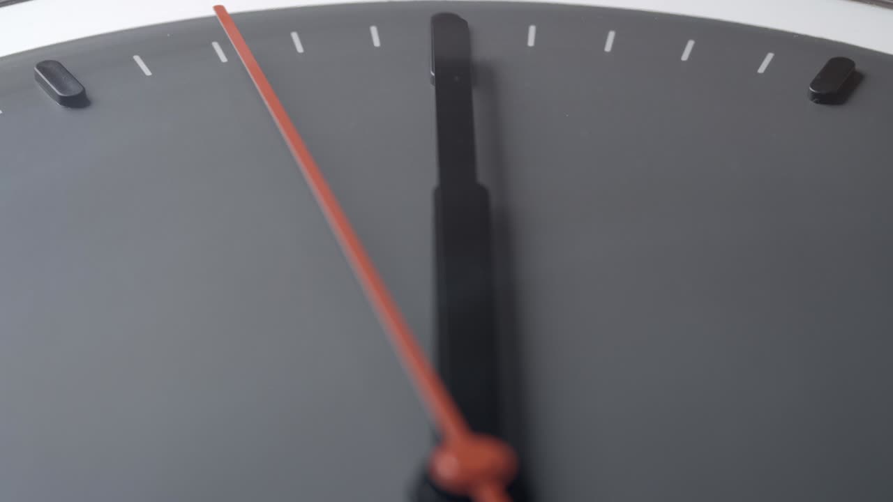 실시간으로 시계 표시: 사무실의  벽에 12시