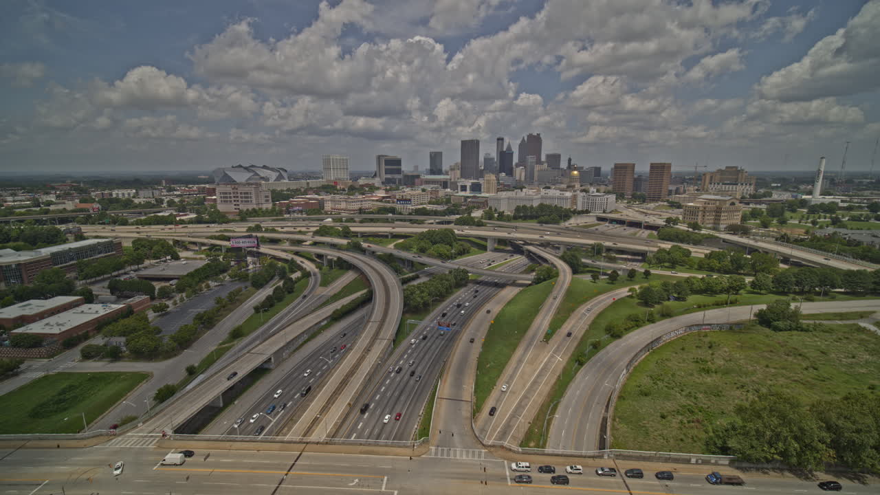 애틀랜타 조지아 에어리얼 v645  왼쪽 고속도로 교차로와 다운타운 스카이 라인의  - dji inspire 2, x7, 6k - 2020년 8월