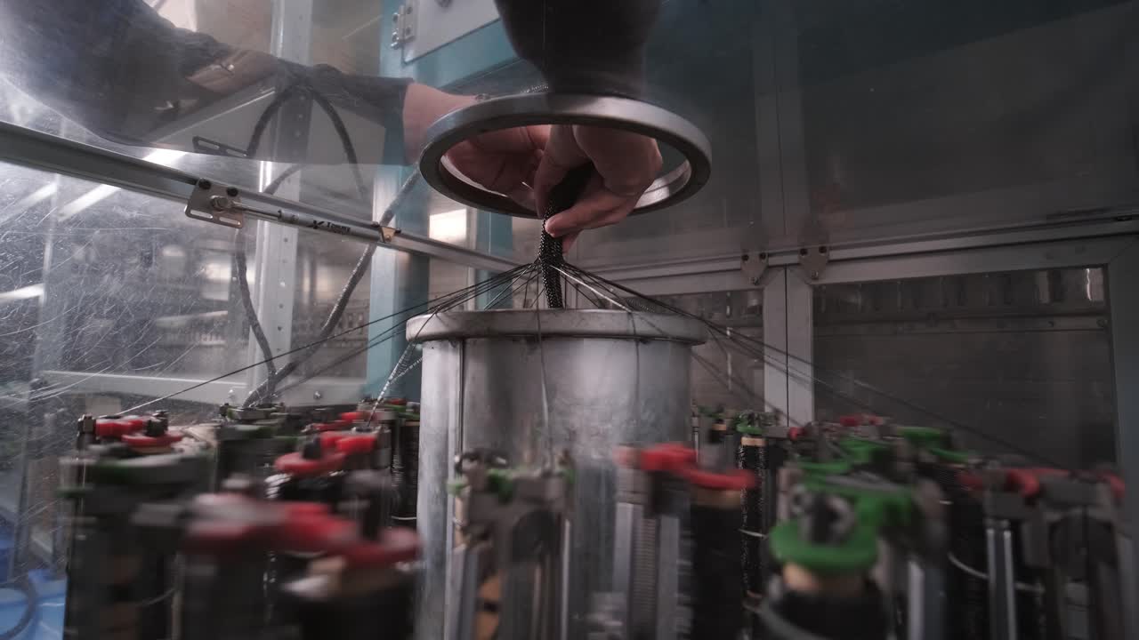 수직 고속 현대 브레이딩 기계 - 금속 와이어에서 브레이드를 만드는 장비.