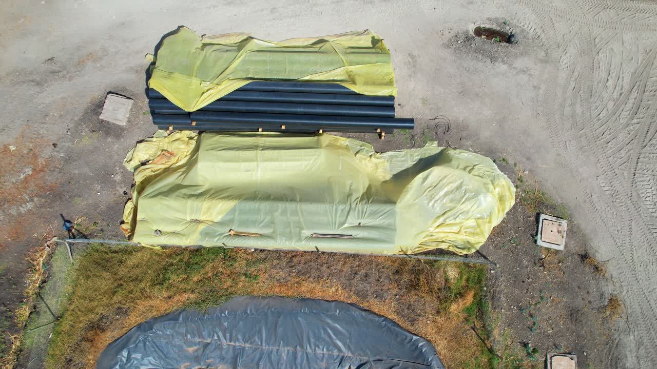 정원에서 물을 분배 할 수 있는 관개 파이프가 준비되어 있습니다.