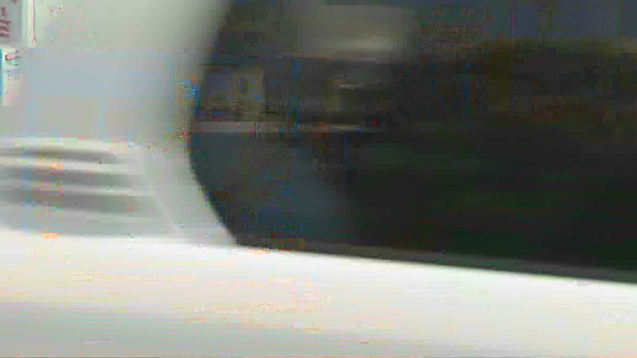 주유소를 들고 있는 한 남자가 미국 연료 주유소 옆에 서 있다.