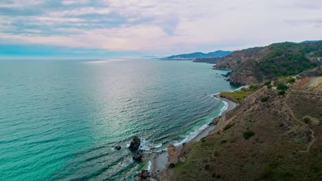 Küste-Von-Nerja-An-Einem-Bewölkten-Tag.-Spanien