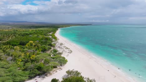 Tropische-Playa-Pedernales-Mit-Weißem-Sandstrand-Und-Türkisfarbenem-Meer