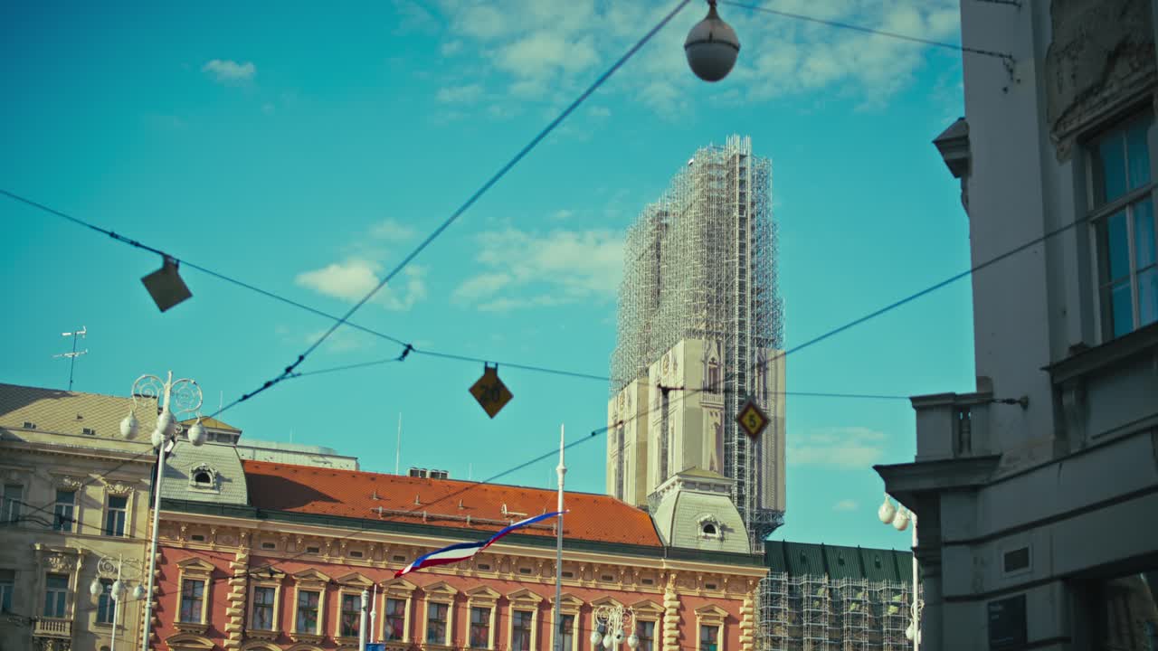 catedral de zagreb en restauración con edificios históricos