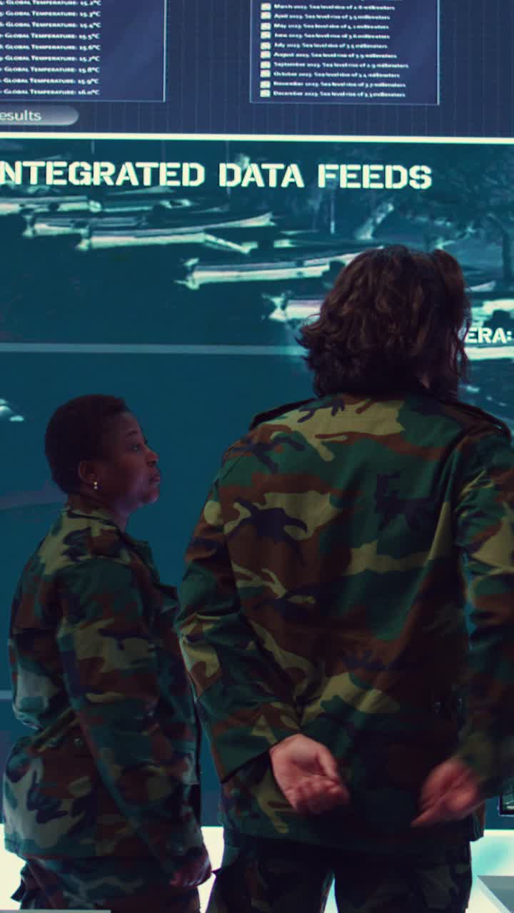 Personale militare in uniforme mimetica che monitora i feed di dati integrati
