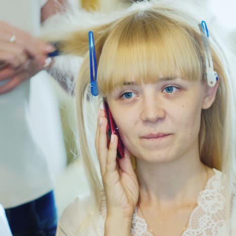 mujer bonita joven preparándose para su boda 02