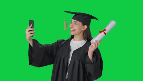 chica india feliz graduada de la universidad hablando a través de una llamada de video pantalla verde