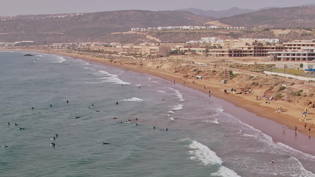 Surf en la costa de Marruecos con vistas al litoral.