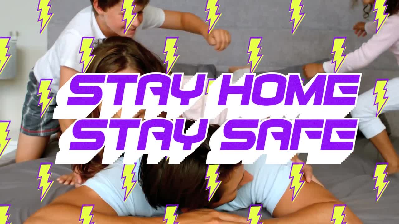 단어의 애니메이션 집에 머무르기 번개 아이콘과 함께 안전하게 머무르기 백인 가족이 서로에 누워