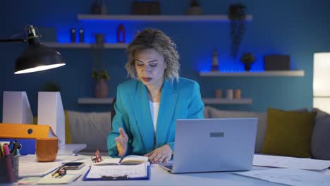 Mujer-Trabajadora-De-Oficina-En-Casa-En-Quiebra,-Con-Pérdidas.