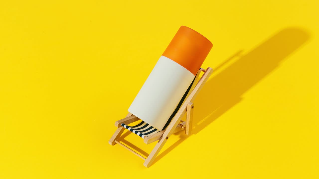 animación de movimiento de parada con botella de protector solar en la silla sobre fondo amarillo