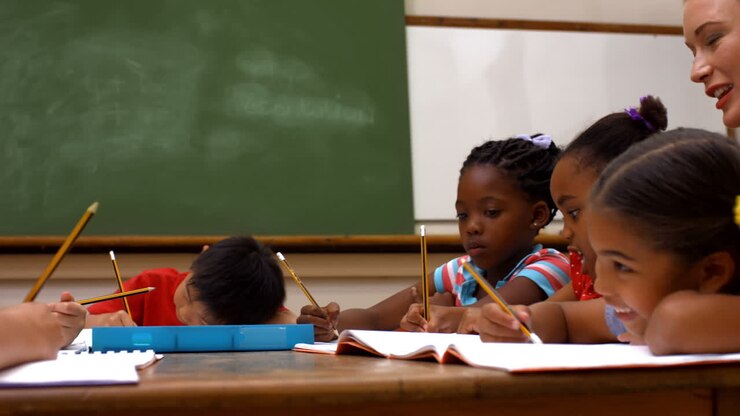 Alunos fofos na sala de aula da escola