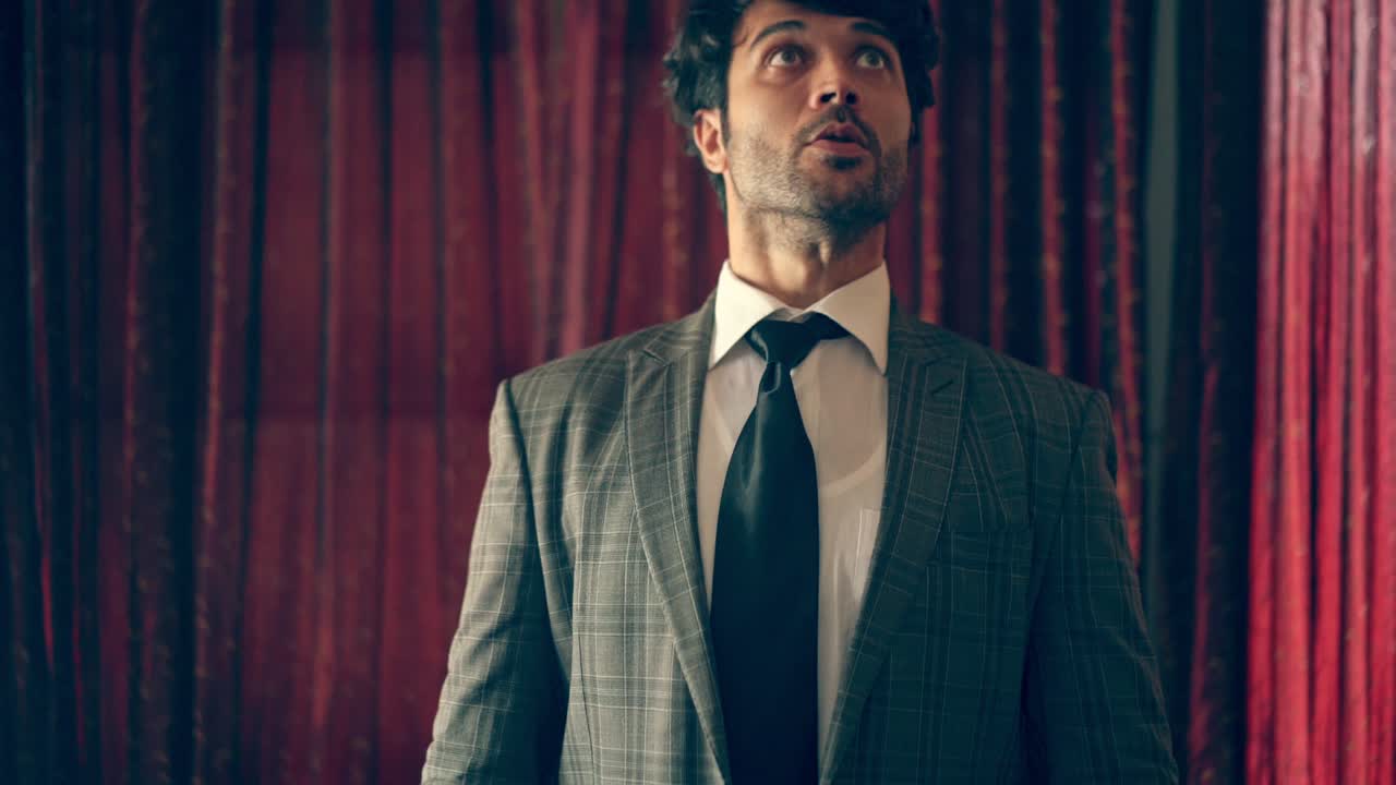 el hombre está bailando como un robot