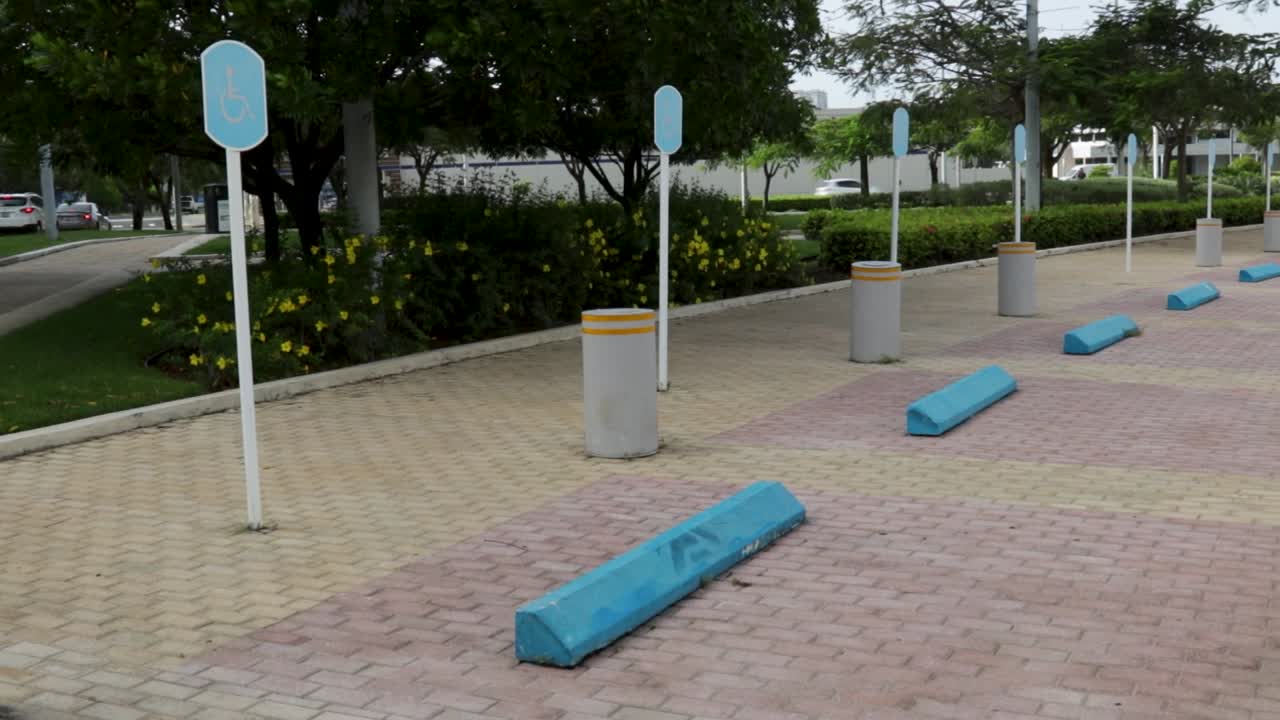 장애인용 주차장 비어 있음