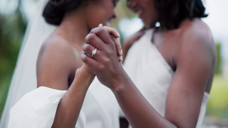 boda, lesbianas y mujeres bailando al aire libre