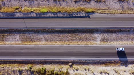 antena: carretera del desierto con carriles paralelos