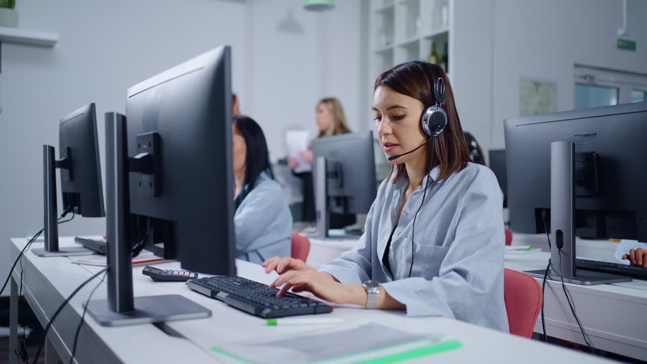 콜센터 에이전트들이 일하고 있습니다.