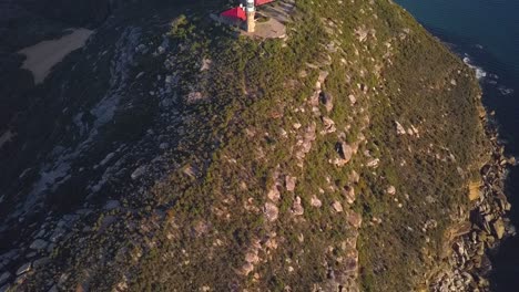 vista de pájaro del faro barrenjoey en palm beach, playas del norte de sydney, australia