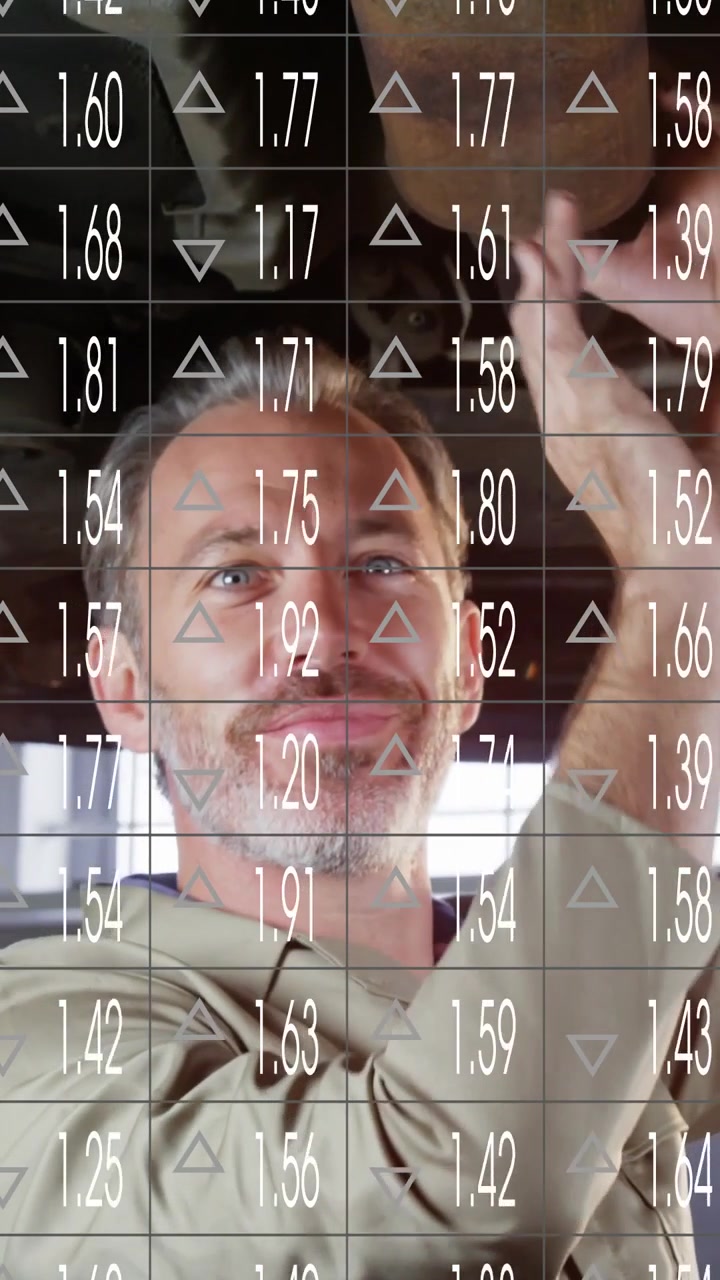 Verticale video: Technicus ziet los armatuur, reikt omhoog en repareert het terwijl een numeriek raster het beeld bedekt