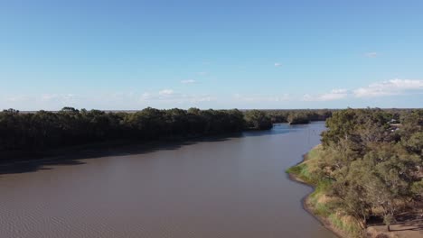 Vista-Aérea-De-Un-Río-Con-Matorrales-A-Ambos-Lados-Del-Río-En-Australia.