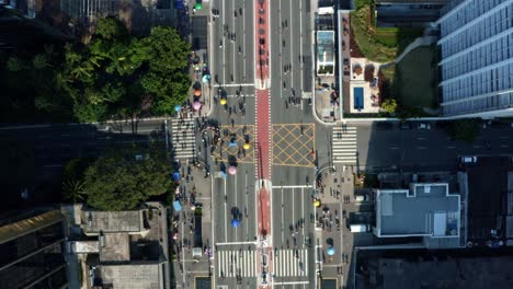 Hermoso-Dron-Aéreo-Vista-De-Pájaro-De-Arriba-Hacia-Abajo-Tiro-Ascendente-De-La-Famosa-Avenida-Paulista-En-El-Centro-De-São-Paulo-Con-Grandes-Rascacielos-Que-Rodean-Una-Calle-Cerrada-Con-Multitudes-De-Personas-Caminando