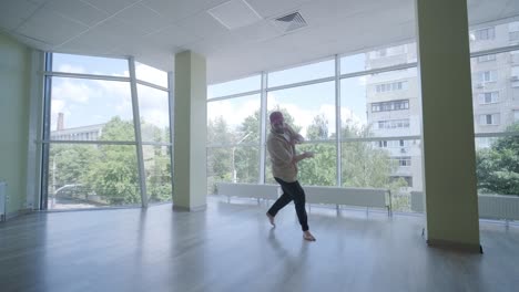 hombre bailando breakdance en un estudio moderno