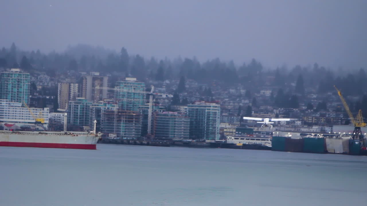 아름다운 호수에서 이륙하는 작은 수상 비행기