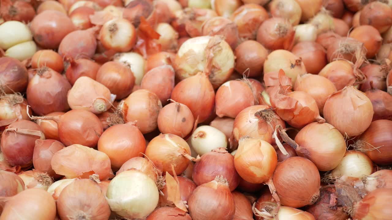 A close-up of a pile of fresh onions